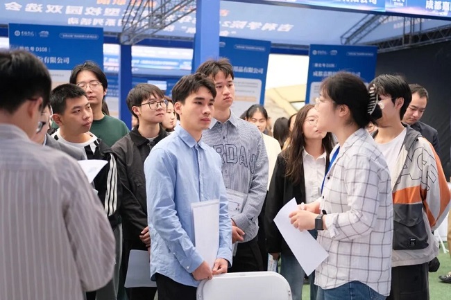 300家名企齐聚！瑞方人力助力吉利学院供需精准匹配 第3张