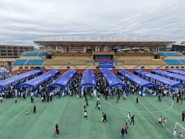 300家名企齐聚！瑞方人力助力吉利学院供需精准匹配 第2张