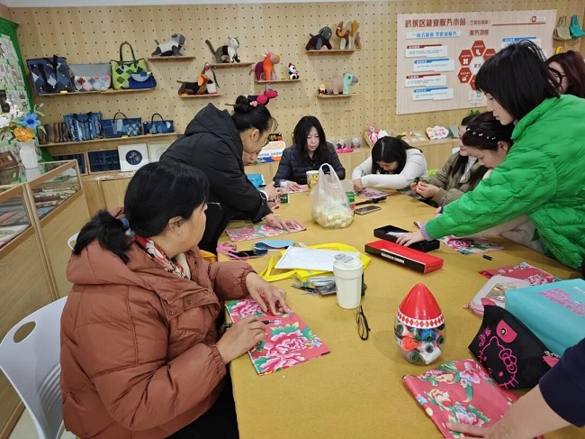 传承指尖手艺，激活就业新机：瑞方人力助力华兴街道开展女红就业帮扶 第3张