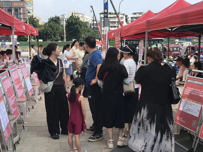 商圈聚人气,服务暖人心——瑞方人力助力晋阳街道解锁青年就业新场景 第2张 商圈聚人气,服务暖人心——瑞方人力助力晋阳街道解锁青年就业新场景 第2张